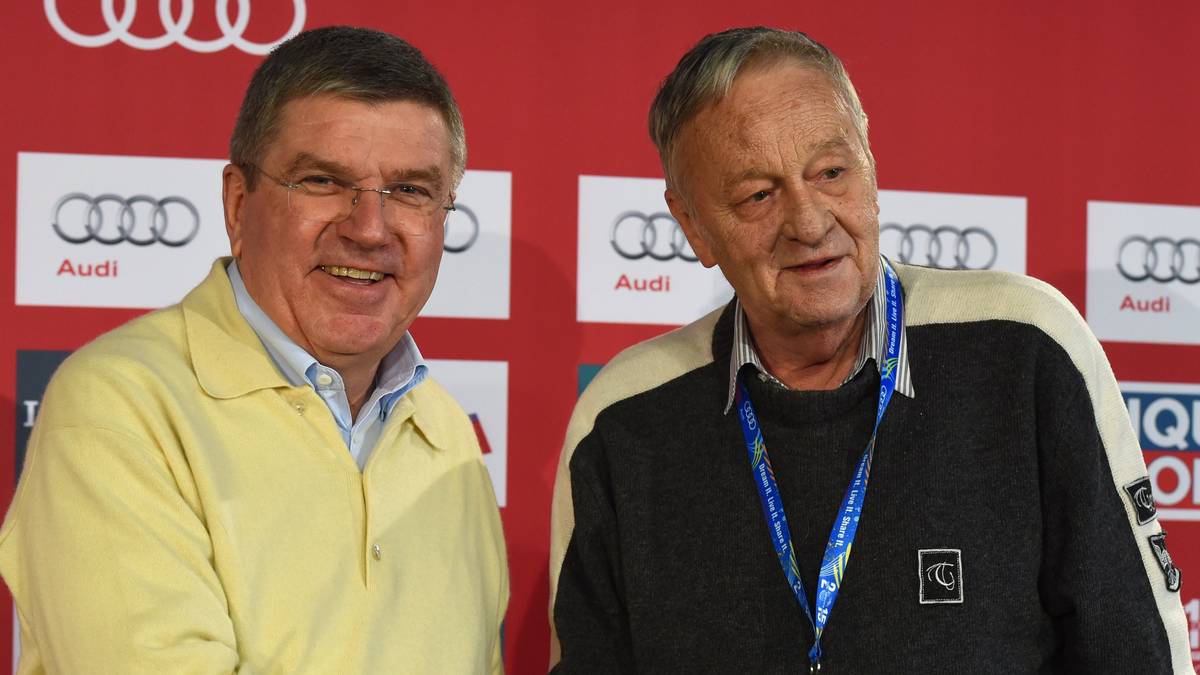 Zu Beginn der WM zeigte sich Funktionärs-Prominenz. Auch IOC-Präsident Thomas Bach (l., hier mit FIS-Präsident Gian Franco Kasper) gibt sich die Ehre. Der erste Wettbewerb war der Super-G der Frauen.