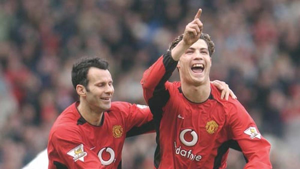 Dieser junge Mann rechts soll später auch mal ein ganz guter Fußballer werden... Ryan Giggs jubelt mit Cristiano Ronaldo