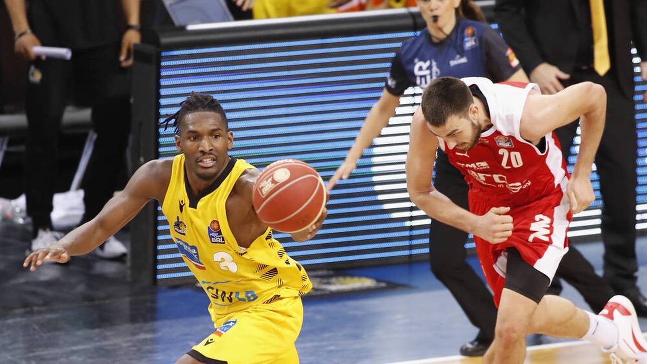 Der Steal von Jaleen Smith (MHP Riesen Ludwigsburg) gegen Chase Fieler (Brose Bamberg)