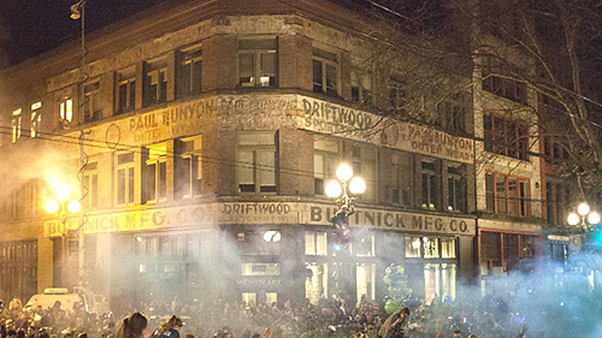Gleichzeitig rasten die Leute in Seattle völlig aus. Für die Stadt ist es erst die zweite Meisterschaft in einer der großen Sportarten. Die nicht mehr existierenden Seattle SuperSonics hatten 1979 einen Titel geholt