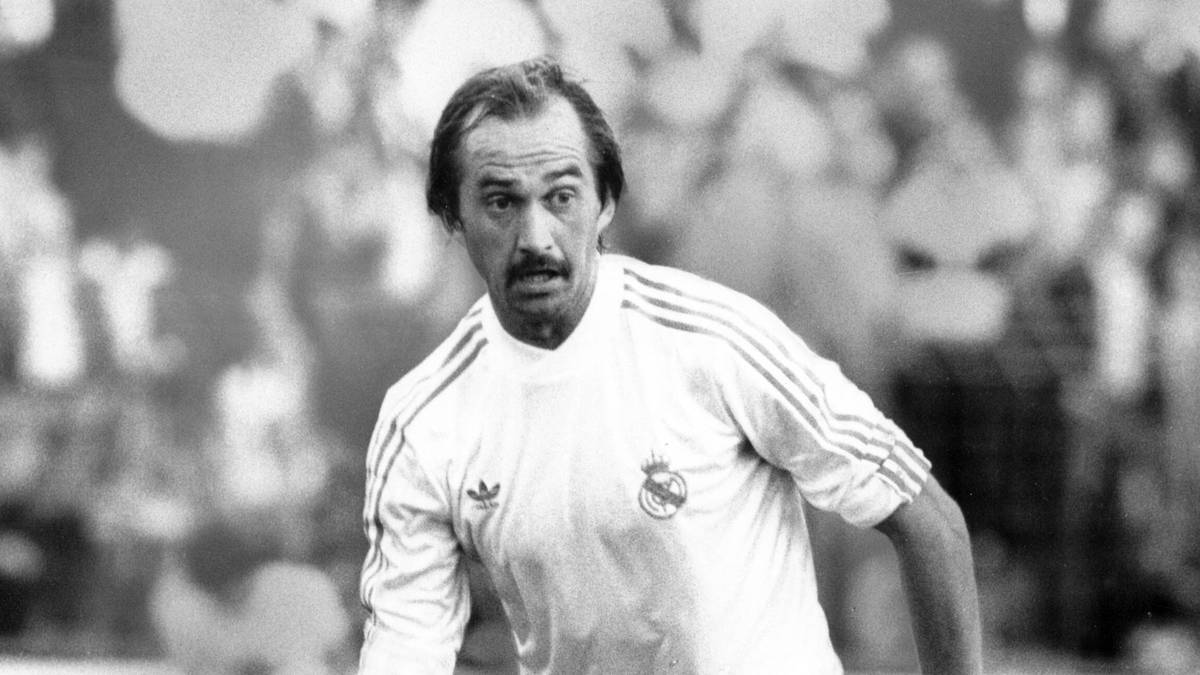 Auch mit einem Ausrüster blieb alles beim alten. Uli Stielike 1981 mit weißer Hose und Trikot