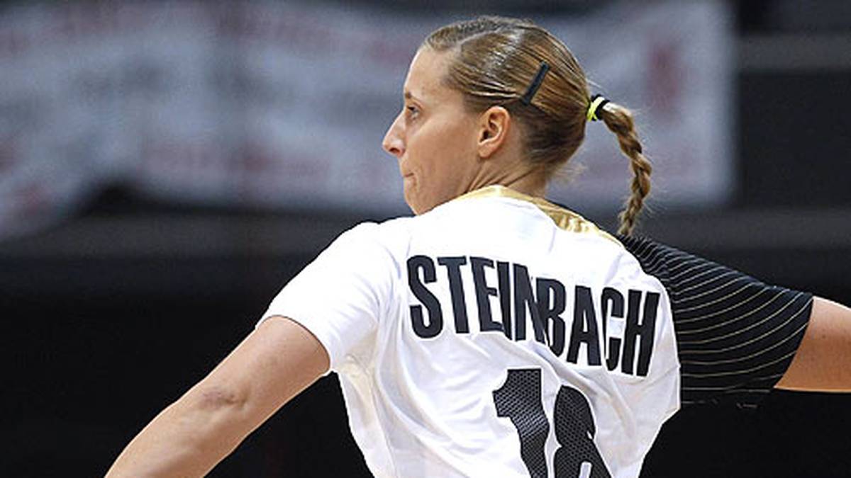 Laura Steinbach (29): Die Tochter des ehemaligen Weltklasseschwimmers und NOK-Präsidenten Klaus Steinbach ist im linken Rückraum eine wertvolle Option. 2013 ging die leidenschaftliche Snowboarderin zu Ferencvaros Budapest nach Ungarn. Nun spielt Steinbach wieder in Deutschland. Im Oktober 2014 schloss sie sich dem Bundesligaaufsteiger Füchse Berlin an