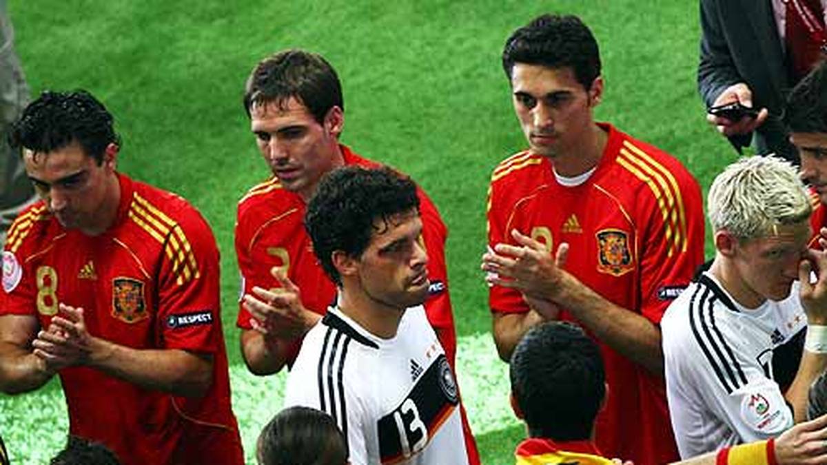 Bei der EM im selben Jahr dasselbe Bild: Wieder dicht dran am ersten großen internationalen Titel, aber nach der Finalpleite gegen Spanien wieder nicht am Ziel. Das Bild des "ewigen Zweiten" ist endgültig gefestigt