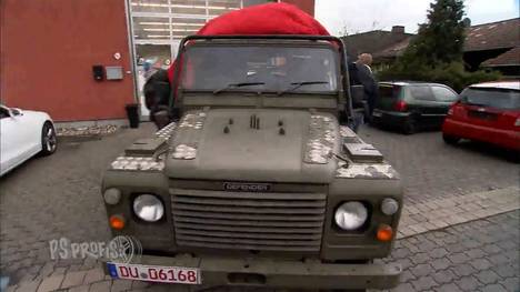 Der Spezialauftrag für die PS Profis von Sport1-Fan Philipp. Er will einen Offroader reinsten Wassers – kein weich gespültes SUV, sondern einen knüppelharten Geländewagen. Neuland für Sidney und JP. Normalerweise achten die Experten aus dem Pott bei ihren Autos auf Komfort, Ausstattung sowie Leistung und Design. Alles Dinge, die bei einem Mercedes Wolf oder einem Landrover Defender keine Rolle spielen. Selbst Rost und Dellen sind bei diesen Autos, die oft eine militärische Vergangenheit haben, egal. Hauptsache das Ding hat Untersetzung und performt ordentlich im Gelände. Eine etwas andere Autosuche mit einem griechischen Verkäufer, der alle Mängel aus der Welt kichert.