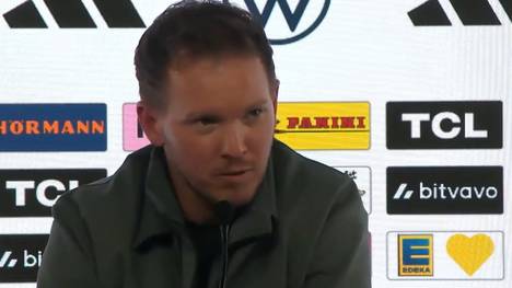 Plötzlich sind der Doppelpass und der Auftritt von SPORT1-Chefreporter Stefan Kumberger Thema bei der Pressekonferenz von Bundestrainer Julian Nagelsmann.