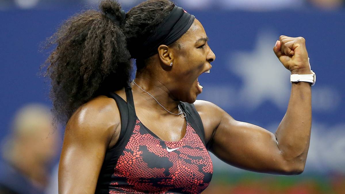 Auch ihre Schwester Serena Williams ballt die Siegerfaust, muss im Duell mit ihrer Landsfrau  Bethanie Mattek-Sands aber überraschend lange zittern