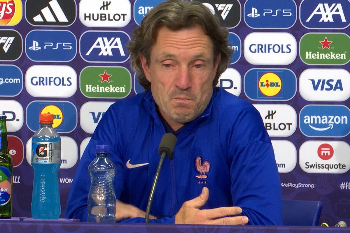 Dass Frankreich im EM-Viertelfinale gegen Deutschland der Favorit sein soll, kann Trainer Laurent Bonadei nicht so stehen lassen. Der Coach glaubt an einen "Bluff".