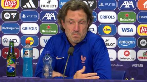 Dass Frankreich im EM-Viertelfinale gegen Deutschland der Favorit sein soll, kann Trainer Laurent Bonadei nicht so stehen lassen. Der Coach glaubt an einen "Bluff".