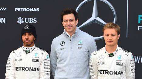 Toto Wolff zwischen den einstigen Rivalen Lewis Hamilton (l.) und Nico Rosberg