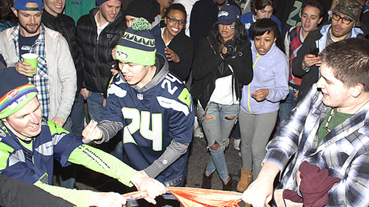 Die Trikots der Broncos werden vor Freude zerfetzt