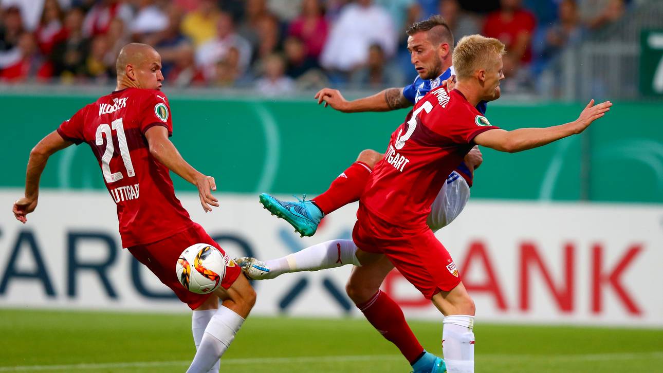 Mit Adam Hlousek (l.) bildet Timo Baumgartl (gegen Marc Heider) aktuell das Innenverteidigerduo beim VfB-Holstein Kiel v VfB Stuttgart  - DFB Cup