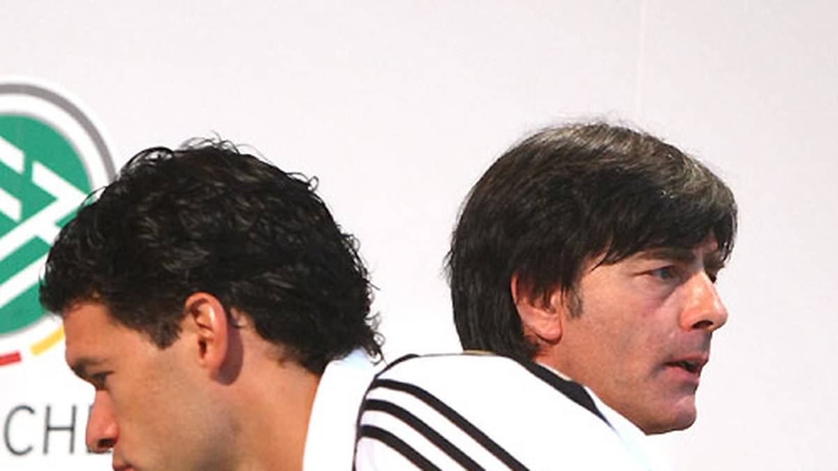 Im Herbst 2008 kommt es fast zum Bruch mit Bundestrainer Joachim Löw: Ballack kritisiert in einem Zeitungsinterview den Umgang des Bundestrainers mit altgedienten Spielern heftig, es wird über gravierende Konsequenzen bis hin zum Rauswurf aus dem DFB-Team diskutiert. Aber Ballack ist Löw zu wichtig