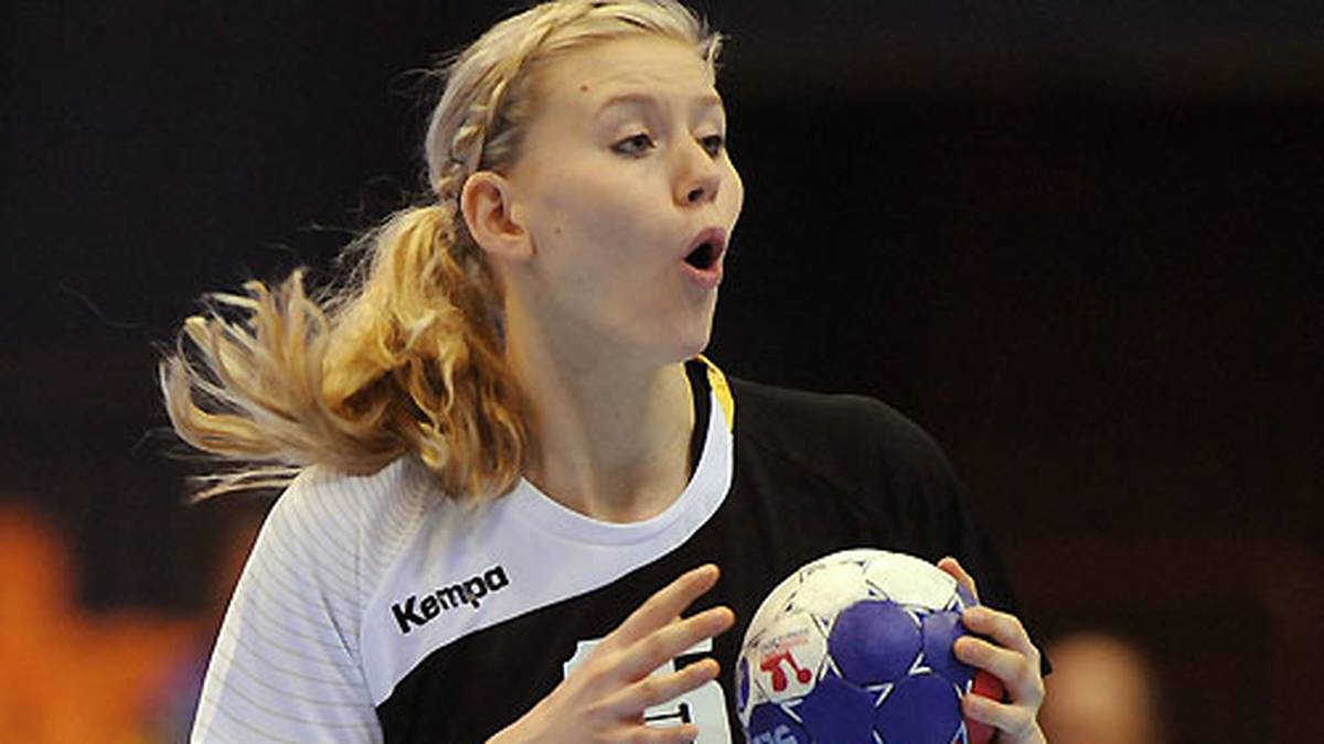 Kim Naidzinavicius (23): Das Spielmachertalent von Bayer Leverkusen debütierte erst 2012 in der Nationalmannschaft und ist eine passionierte Shopperin. Bei der Weltmeisterschaft 2013 erzielt sie zwölf Treffer in sieben Partien