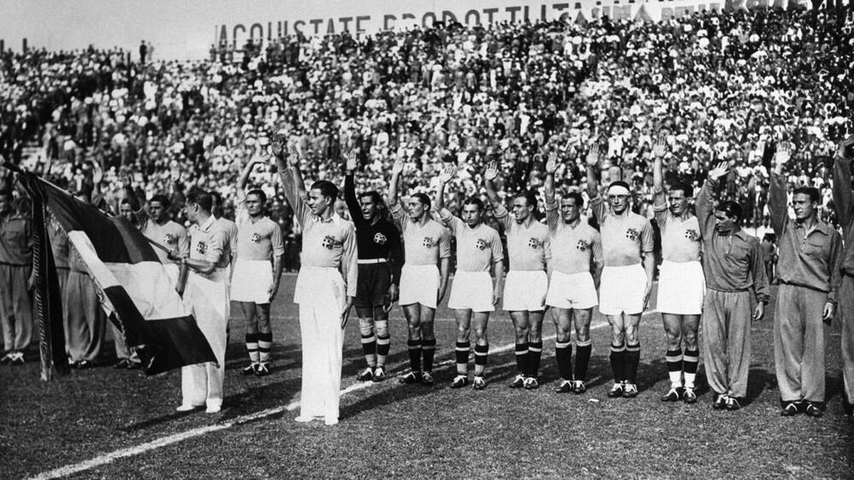 Soccer team of Italy before the final match with Czechoslovakia at the 1934 World Cup final. PUBLICATIONxINxGERxSUIxAUTxONLY CTKPhoto600220251 o0 Hymne sw