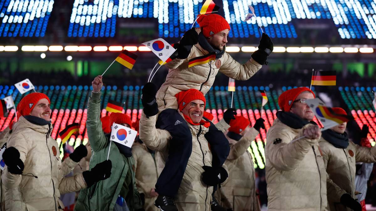 Die deutschen Skispringen wollen hoch hinaus in Pyeongchang. Deswegen wird Markus Eisenbichler zur Übung gleich einmal Huckepack genommen