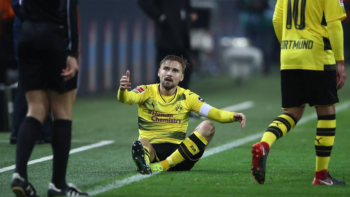MARCEL SCHMELZER: Bildete gemeinsam mit Sokratis und Toprak die neue Dreierabwehrkette und damit den schwächsten Dortmunder Mannschaftsteil. In Hälfte eins mit einigen kleineren Fehlern im Defensivverhalten, in Durchgang zwei mit Schalkes Sturmlauf vollkommen überfordert - SPORT1-Note: 5