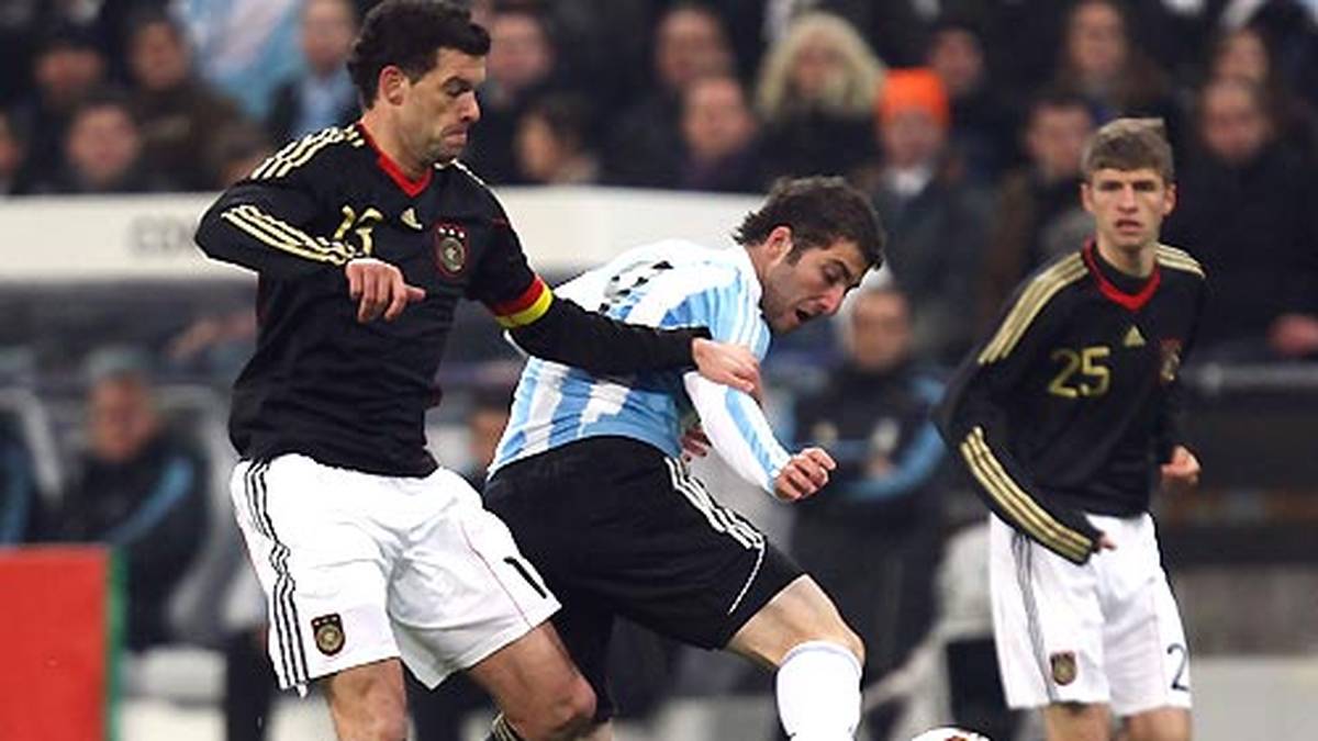Im März 2010 läuft der gebürtige Sachse in München zum WM-Test gegen Argentinien (hier gegen Gonzalo Higuain, M.) auf. Deutschland verliert 0:1 - und die Zukunft des DFB-Teams schaut Ballack in Form von Thomas Müller (r.) auch schon über die Schulter