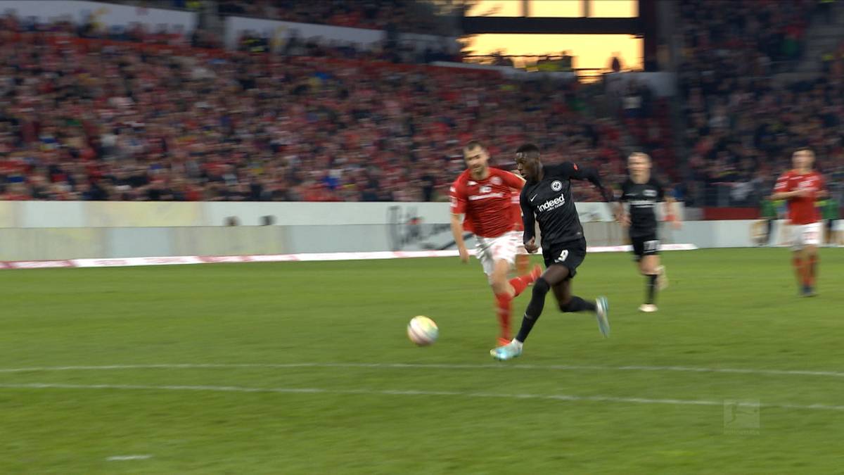 Randal Kolo Muani hat sich auf den letzten Drücker ein WM-Ticket geschnappt. Der Angreifer von Eintracht Frankfurt wurde aufgrund der Verletzung Christopher Nkunkus für Frankreich nachnominiert. Mit diesen Bundesliga-Toren verzückte er die Fans.