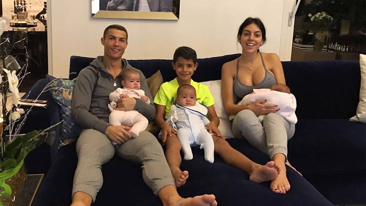 Zudem hat Ronaldo mit Eva Maria und Mateo noch zwei Sprösslinge von einer Leihmutter. Die aktuelle Frau an seiner Seite ist Georgina Rodriguez (r.), mit ihr hat er eine sechs Monate alte Tochter: Alana Martina
