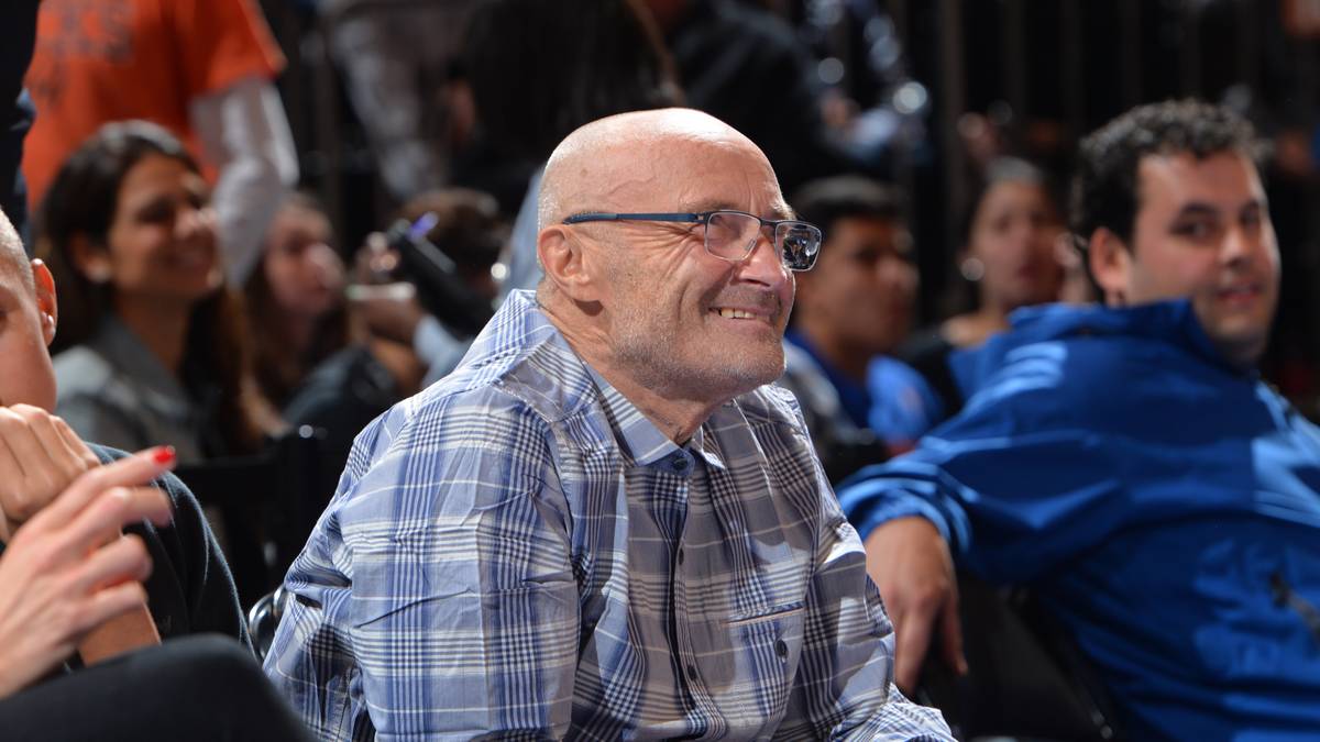 Musiker Phil Collins nimmt es mit einem Lächeln und freut sich viel mehr über den 101:91-Sieg gegen die mindestens genauso schlechten Philadelphia 76ers