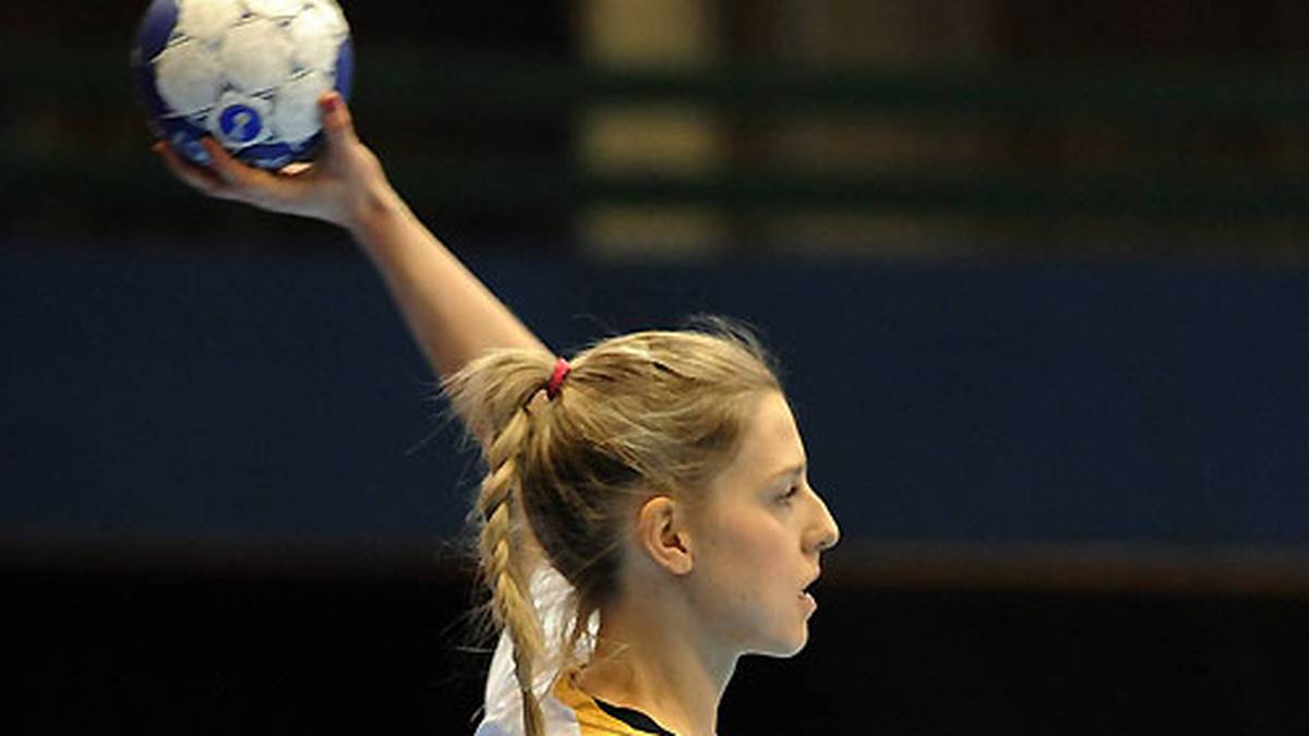 Susann Müller (26): Die kraftvolle Linkshänderin wird 2013 von SPORT1-Experte Stefan Kretzschmar geadelt: "Sie könnte auch Männerhandball spielen." Die gebütige Thüringerin spielte schon in Dänemark und Slowenien und hat eine Abneigung gegen Rosenkohl. Ob sie ihre Power stattdessen aus Spinat zieht, ist nicht überliefert. Mit 50 Toren in sechs Spielen wird Müller bei der WM 2013 Torschützenkönigin