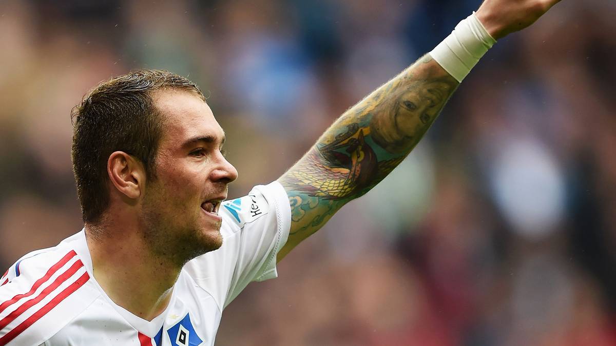 Auf dem linken Unterarm von HSV-Sturmtank Pierre-Michel Lasogga ist das Gesicht seiner Mutter zu sehen