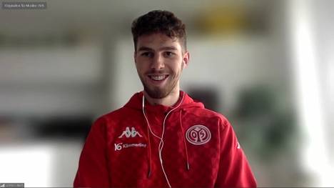 Der Mainzer Anton Stach und Freiburgs Nils Petersen pfeifen während der Länderspielpause ein Spiel in der Bezirksliga. Für die Bundesliga-Profis ist das absolutes Neuland.