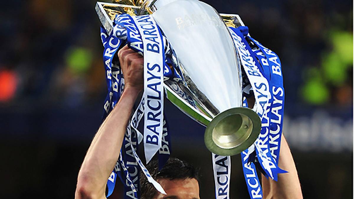 In England verschafft sich Ballack Balsam auf seine vielen sportlichen Wunden: Mit dem FC Chelsea gelingt zwar wieder nicht der Champions-League-Sieg, aber der erste englische Meistertitel für den Deutschen. Und auch der FA Cup geht durch einen Finalerfolg gegen Portsmouth an die Blues