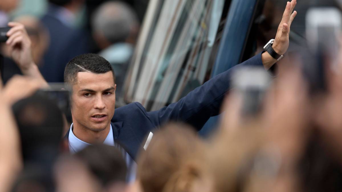 Hauptverantwortlich dafür ist Cristiano Ronaldo. Unmittelbar nach dem Abpfiff spricht der Weltfußballer öffentlich von einem Abschied. "Es war schön, bei Real zu sein", lauten seine mysteriösen Worte. Er wolle in ein paar Tagen mehr sagen
