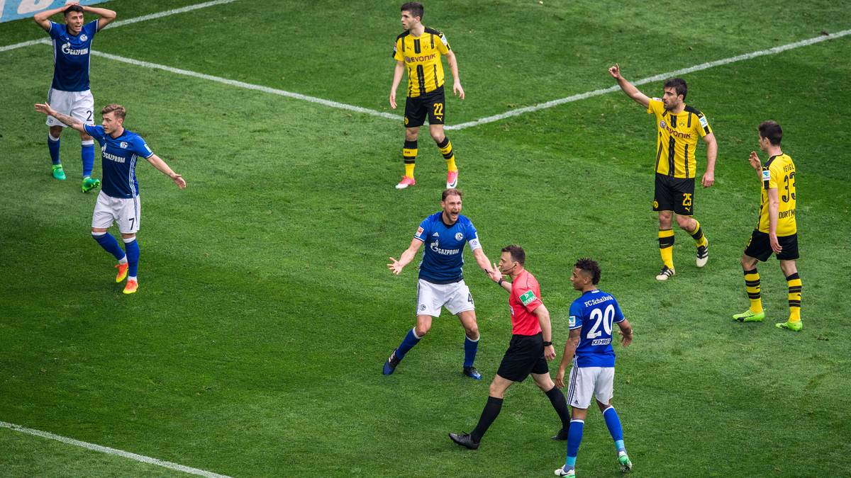 Die Schalker können es nicht fassen, bedrängen Schiedsrichter Felix Zwayer. Doch dessen Pfeife bleibt stumm