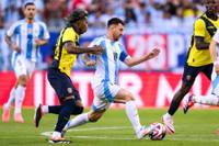 Argentinien gewinnt ein Testspiel gegen Ecuador. Ángel Di María trifft entscheidend. Lionel Messi wird lautstark gefeiert.