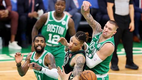 Daniel Theis (r.) und Kyrie Irving (l.) kassierten mit den Celtics eine Niederlage