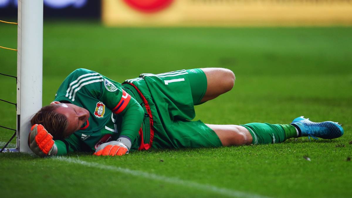 BERND LENO: Wird derzeit in jedem Stadion, das er betritt vom Pech verfolgt. Auf dem Acker von Darmstadt: daneben gegriffen. In Augsburg: den Ball durch die Finger flutschen lassen. Im Hexenkessel von Villarreal: die Kugel bei beiden Treffern durch die Hosenträger sausen lassen. Immerhin bewahrte er sein Team vor einer höheren Pleite - SPORT1-Note: 3,5