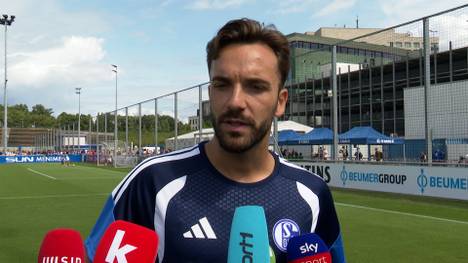 Schalkes Kapitän Kenan Karaman offenbart, dass es im Sommer Anfragen für einen Wechsel gab. Der Knappe bekannte sich aber zu Königsblau und würde sogar gerne die Karriere bei Schalke beenden. 