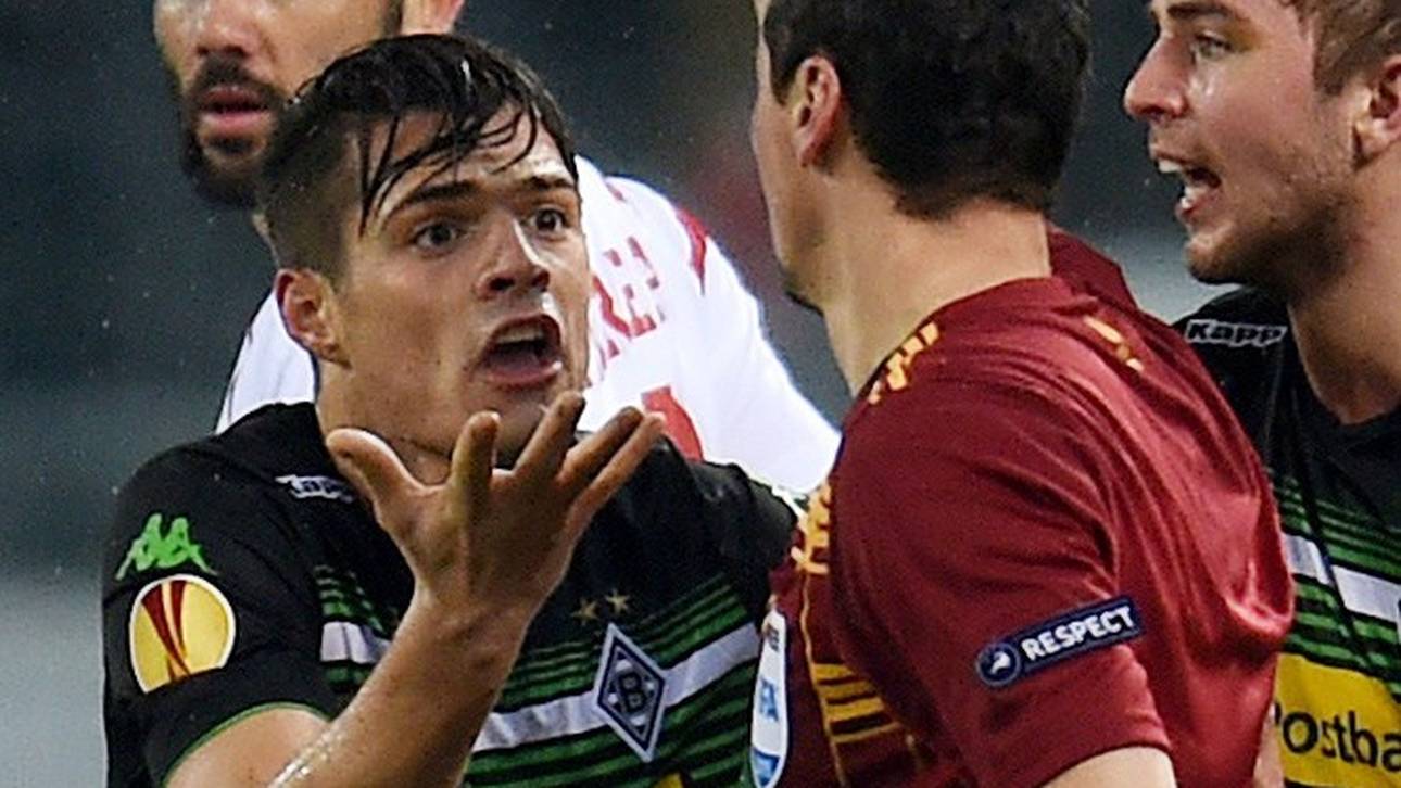 Xhaka von Borussia Mönchengladbach sieht die Rote Karte