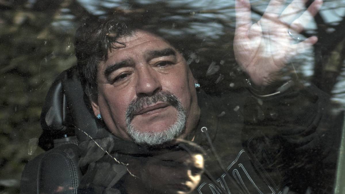 DIEGO MARADONA: In selbiger Liste findet sich auch Diego Maradona. Schon während der Karriere fiel der einstige Weltstar durch Drogen- und Alkoholeskapaden auf. Der finanzielle Ruin folgte dann im Jahr 2005: Der Argentinier sollte Steuern in Höhe von rund 40 Millionen Euro an den italienischen Fiskus nachzahlen. Er einigte sich mit den Behörden auf Ratenzahlungen