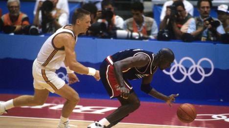 Detlef Schrempf (l.) im Duell mit Michael Jordan (r.)