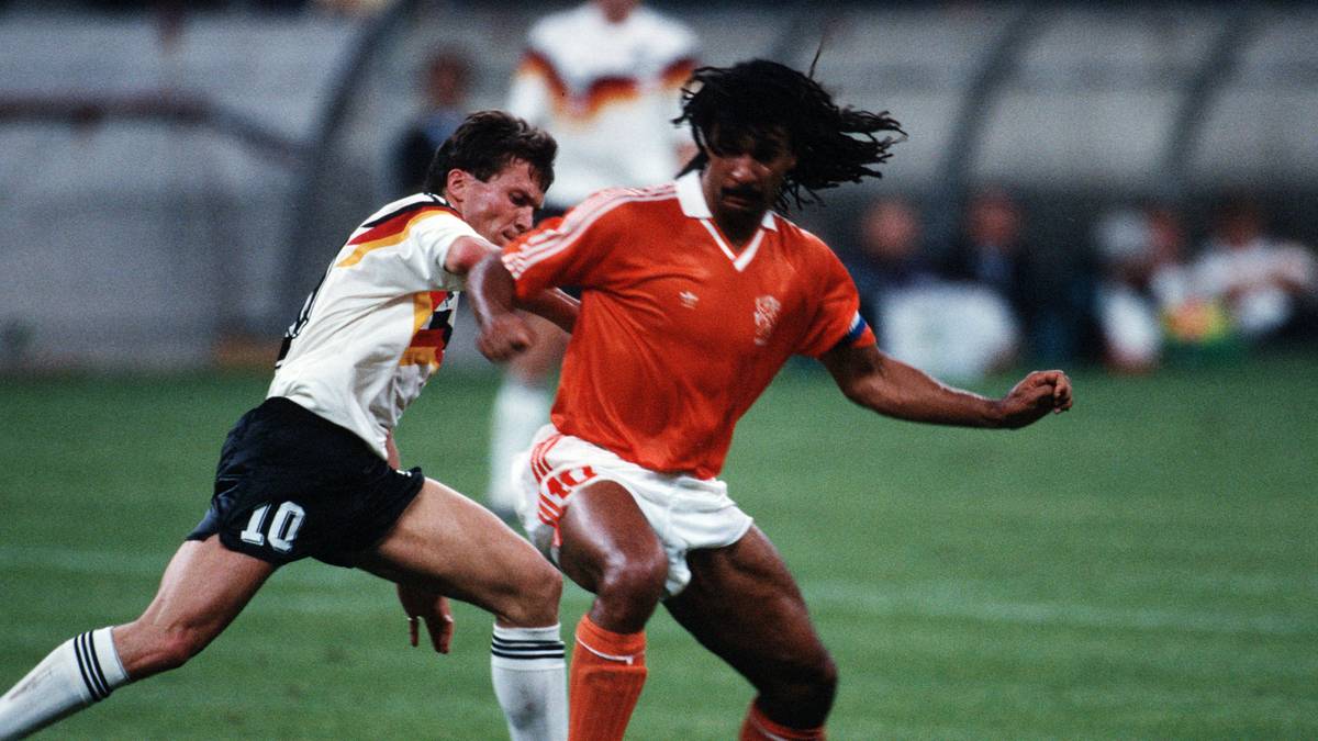 Maxim ist dabei nicht nur der Sohn der niederländischen Legende Ruud Gullit (r. im Duell mit Lothar Matthäus), der auf Twitter diverse Videos des großen Tages teilte. Seine Mutter ist auch noch die Nichte von Johan Cruyff!