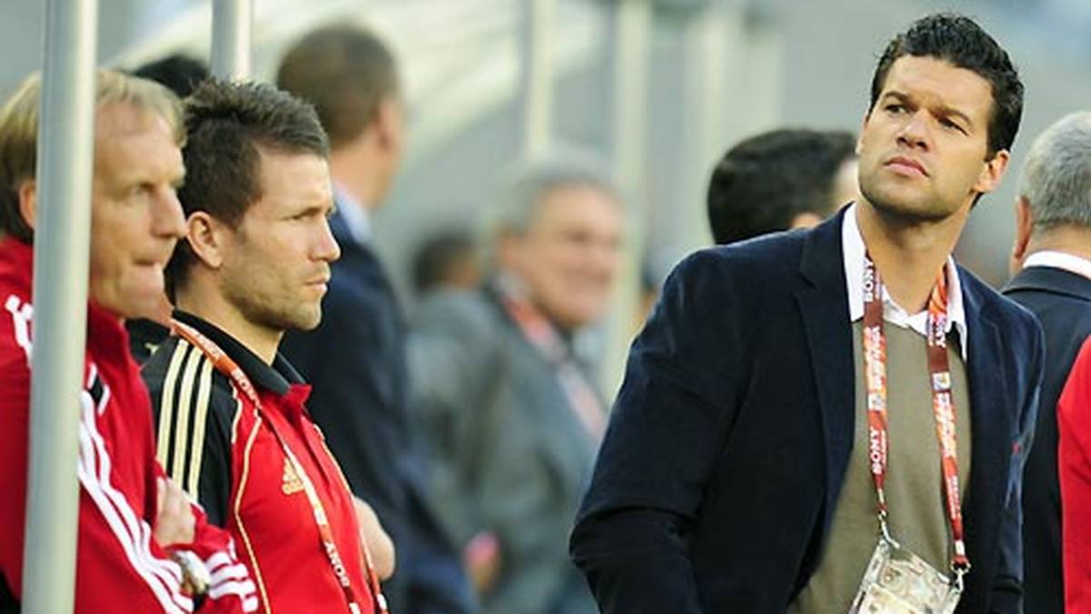 In Südafrika beobachtet Ballack (r.) nur als Fan, wie das junge deutsche Team ohne ihn, den eigentlichen Leitwolf, im Viertelfinale Argentinien mit 4:0 auseinandernimmt. Erst im Halbfinale gegen Spanien ist für das DFB-Team Schluss