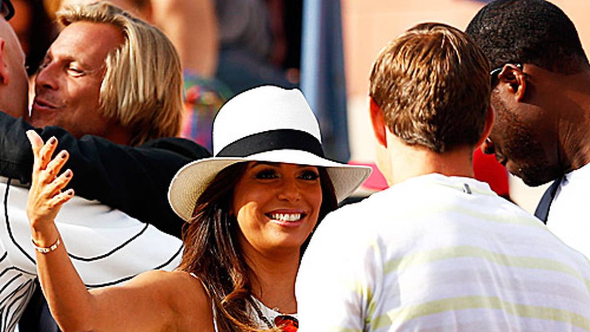 Das große Highlight folgt jedoch. Serena Williams und Caroline Wozniacki will sich auch die geballte Prominenz nicht entgehen lassen. Schauspielerin Eva Longoria - Ex-Frau des NBA-Stars Tony Parker - ist ebenso dabei wie...