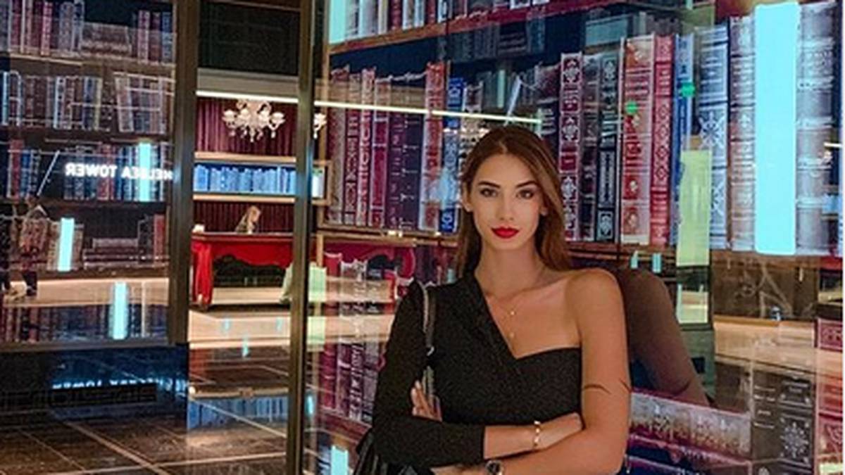 Für Bücher scheint die junge Dame eine Schwäche zu haben. Zumindest macht sie eine gute Figur zwischen all dem Lesestoff