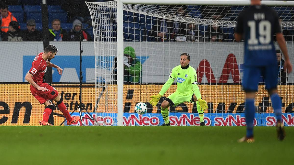 Richtig übel wird es nach der Pause auch für die TSG Hoffenheim: Vor heimischer Kulisse heißt es gegen Leverkusen am Ende 1:4 - unter anderem, weil Lucas Alario (l.) in der Schlussphase einen Doppelpack schnürt. Leverkusen springt dadurch auf Platz zwei...