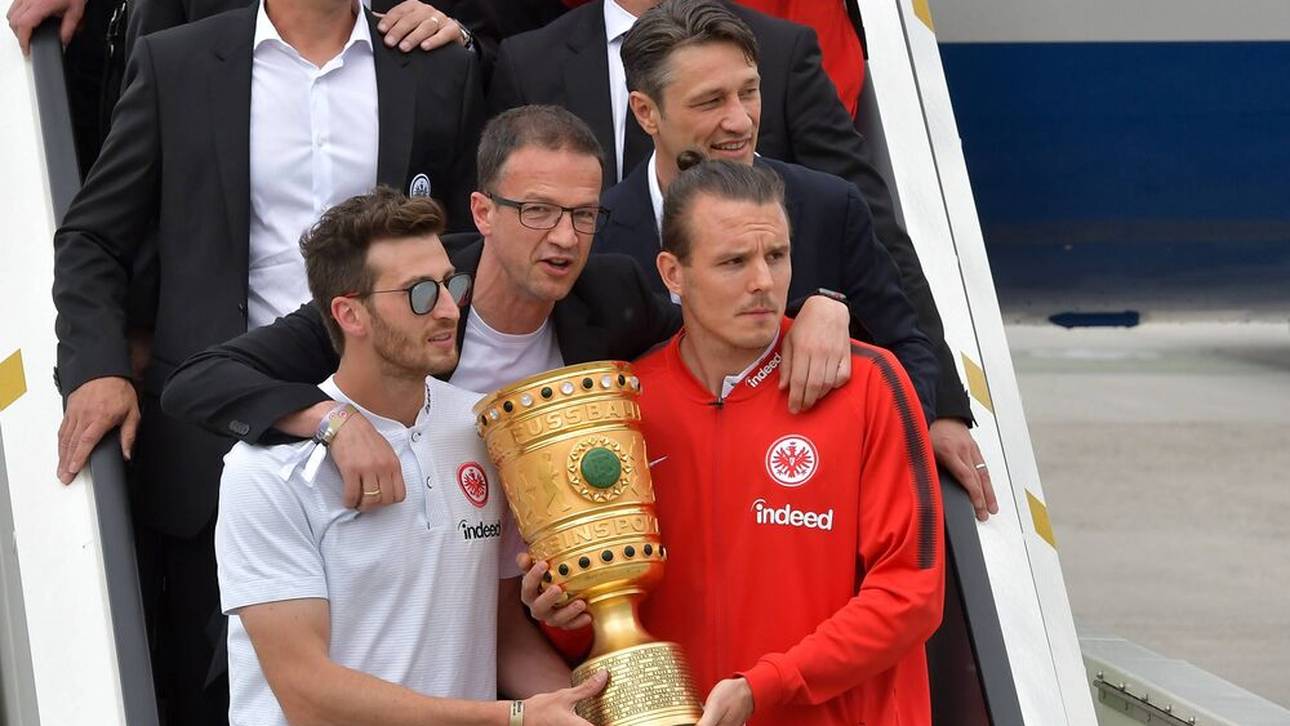 Fredi Bobic und Niko Kovac mit David Abraham und Alexander Meier nach Eintracht Frankfurts Pokal-Triumph