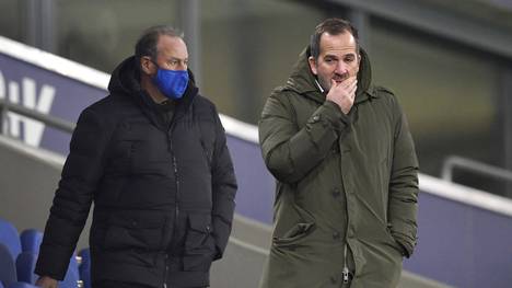 Ein Feuerwehrmann für den Großbrand Schalke. Huub Stevens übernimmt den Trainerposten von manuel baum übergangsweise. Einen Plan für den kurzen Zeitraum hat er aber schon - schon längst...