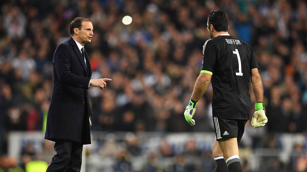 Buffon trottet an seinem Coach Massimo Allegri vorbei in die Katakomben, für ihn kommt Ersatzmann Wojciech Szczesny in die Partie