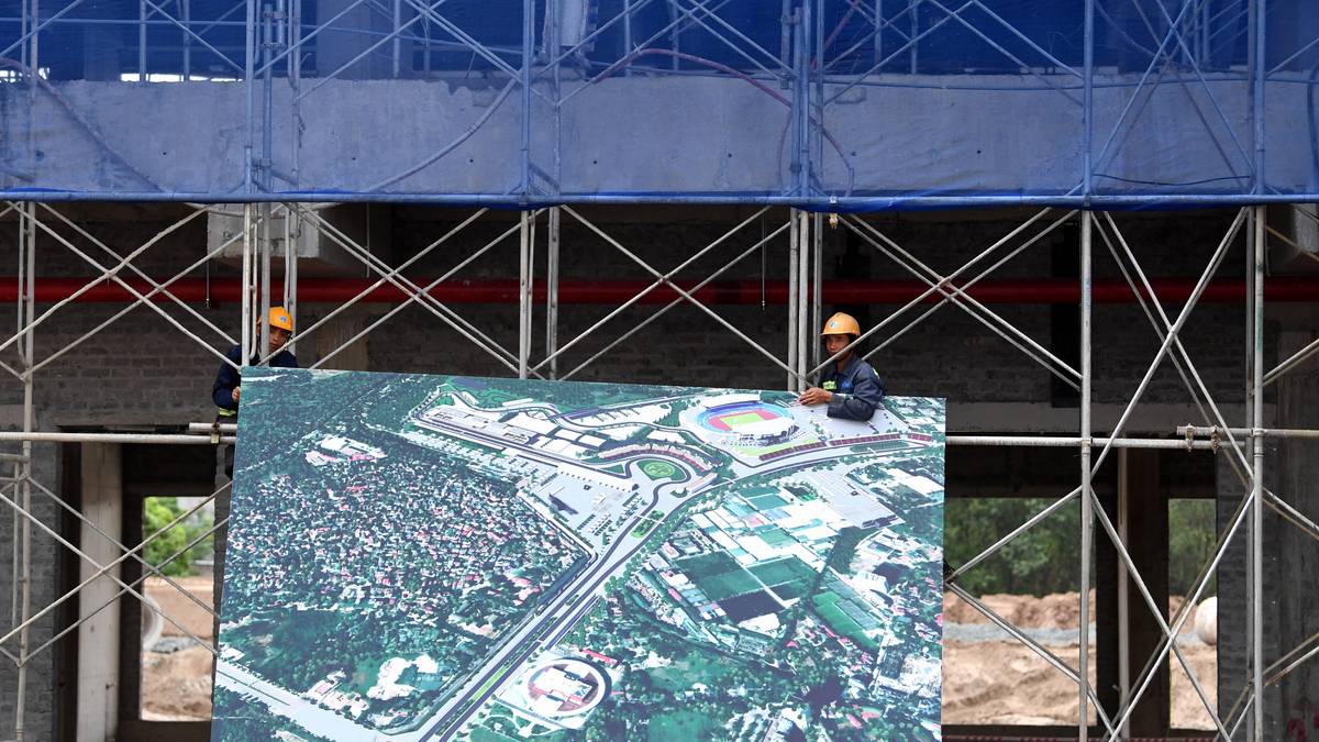 "Am Ende dieser Geraden stehen Tribünen, auf denen 35.000 Leute sitzen. Das gibt eine Atmosphäre wie in einem Fußballstadion", verspricht der deutsche Bauingenieur