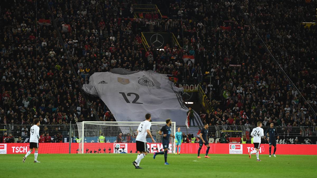 Die Fans vertreiben sich die Zeit mit Singen, lassen Podolski und den 1. FC Köln hochleben