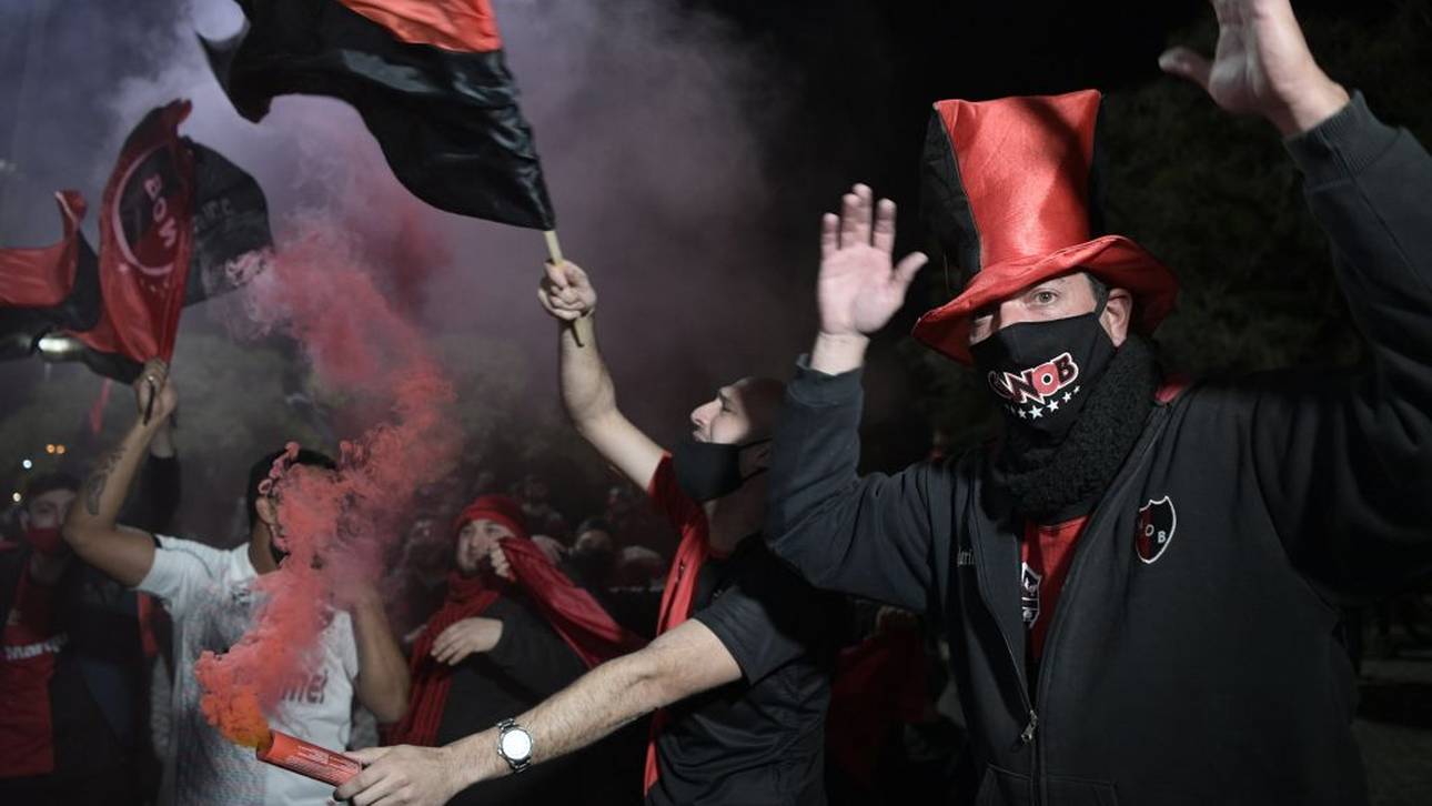Old-Boys-Fans mit Parade für Messi