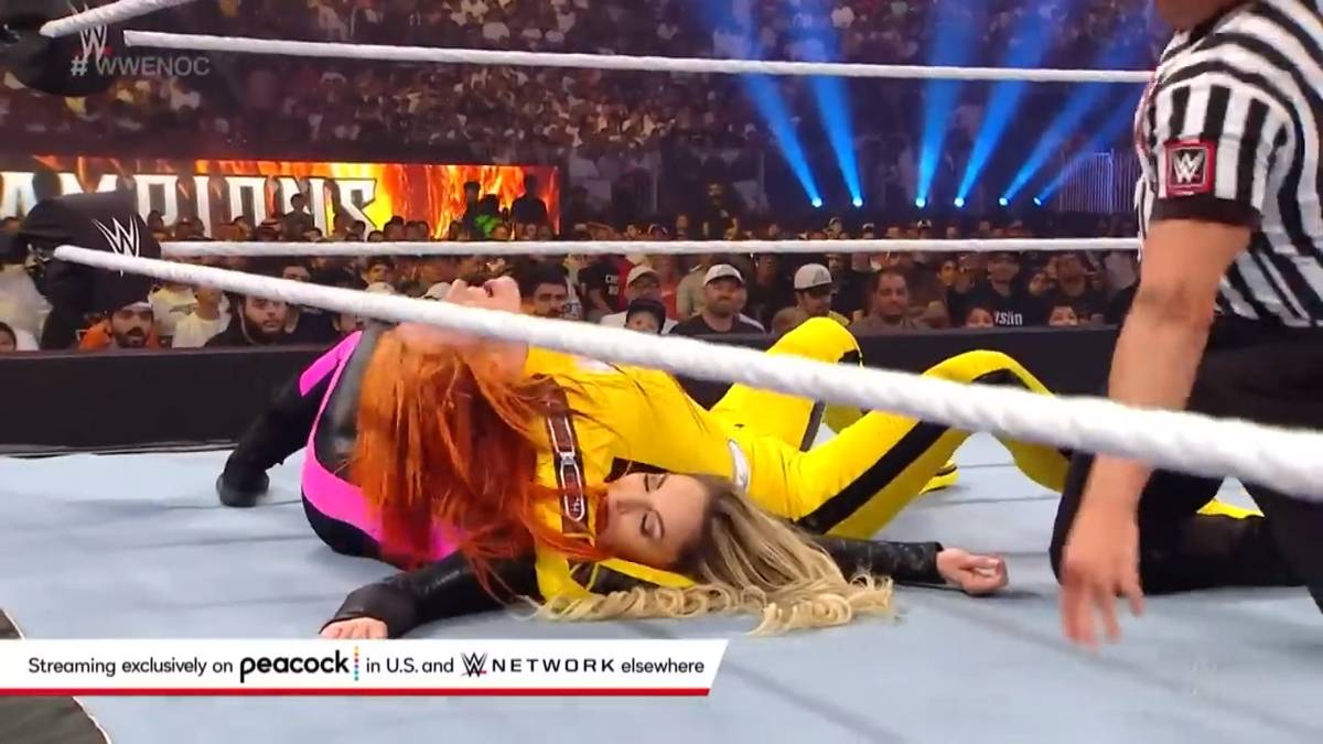 Becky Lynch verliert bei WWE Night of Champions das Duell der Generationen gegen Trish Stratus - weil eine Newcomerin der Legende unerwartet zu Hilfe kommt.