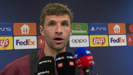 Leon Goretzka und Dayot Upamecano geraten im Spiel gegen Manchester United auf dem Platz deutlich sichtbar aneinander. Thomas Müller verrät, was er über die Auseinandersetzung denkt.